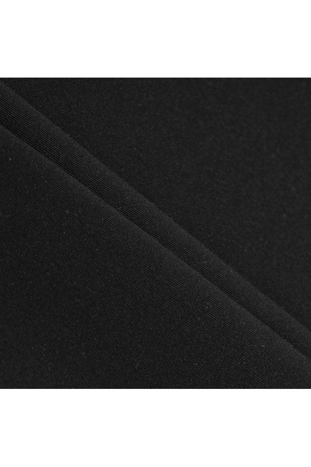 남성 니트 하이브리드 긴팔 티셔츠 MQ321MTL98입니다. 골프룩에 어울리는 스포티하고 미니멀한 스타일의 긴팔 티셔츠로, 봄, 가을 시즌에 착용하기 좋습니다. 나일론, 면, 폴리우레탄, 비스코스, 폴리에스터 등 다양한 소재를 혼방하여 부드러운 촉감을 선사하며, 4WAY 스트레치 기능으로 편안한 착용감을 제공합니다. 이태리 수입 소재와 니트 편직물을 적용하여 고급스러운 퀄리티를 자랑합니다. 블랙 색상의 레귤러 기장으로 어떤 하의에도 잘 어울립니다.
