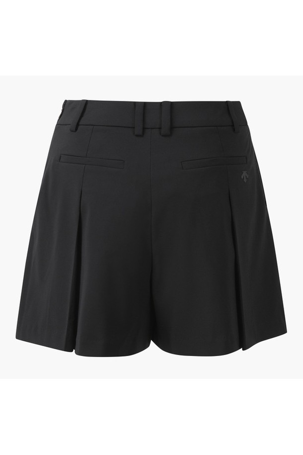 여성 플리츠 디테일 쇼츠 팬츠 (DP12WFSP3B)는 여름 시즌, 스포티한 골프룩을 완성하는 데 적합한 여성용 숏 팬츠입니다. 폴리에스터와 폴리우레탄 혼방 소재로 제작되어 편안한 착용감을 제공하며, 안감이 있어 비침 걱정을 덜 수 있습니다. 레귤러핏 디자인에 플리츠 디테일을 더해 활동적인 움직임에도 스타일리시함을 잃지 않습니다. BLKG, NUTG 두 가지 색상으로 출시되어 다양한 골프 의류와 매치하기 용이합니다.
