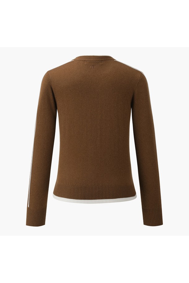 여성 캐시미어 혼방 브이넥 가디건 DR12WFKO1A는 가을, 겨울 시즌 골프룩을 위한 클래식하고 캐주얼한 스타일의 상의입니다. 브라운, 그레이, BRWG, MLGG 색상으로 출시되었으며, 부드러운 촉감의 캐시미어, 모, 레이온, 폴리에스터 혼방 소재로 제작되었습니다. 슬림핏 또는 레귤러핏으로 연출 가능하며, 긴소매와 무지 또는 배색 패턴의 브이넥 디자인이 특징입니다. 미니멀한 디자인으로 다양한 하의와 매치하여 세련된 골프 패션을 완성할 수 있습니다.
