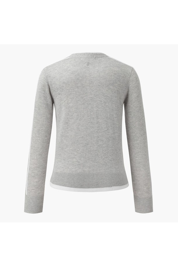 DR12WFKO1A 여성 캐시미어 혼방 브이넥 가디건은 캐시미어, 모, 울, 레이온, 폴리에스테르 등의 고급 소재를 혼방하여 부드러운 촉감을 선사합니다. 봄, 가을, 겨울 세 계절 모두 활용 가능하며, 클래식, 베이직, 스포티한 스타일을 연출할 수 있습니다. 레귤러핏의 긴 소매 기장으로 편안한 착용감을 제공하며, 무지 또는 배색 패턴으로 다양한 코디에 활용하기 좋습니다. 브이넥 디자인과 싱글 버튼 여밈으로 세련된 실루엣을 강조하며, 골프룩이나 일상복으로 폭넓게 활용할 수 있습니다. 그레이, 화이트 두 가지 색상으로 출시되어 취향에 맞게 선택 가능합니다.
