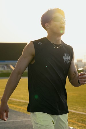 러닝 트랙 슬리브리스 블랙(SQ221RST45)