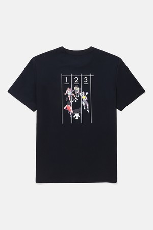 [DESCENTE X 김정윤 작가] 백그래픽 트리코트 반팔 티셔츠 블랙(SQ223ETS62)