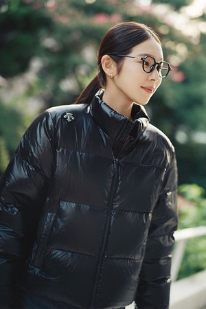 [미유키 착용] 에센셜 푸퍼 덕 다운 자켓 글로스 블랙 SQ423UDJO1