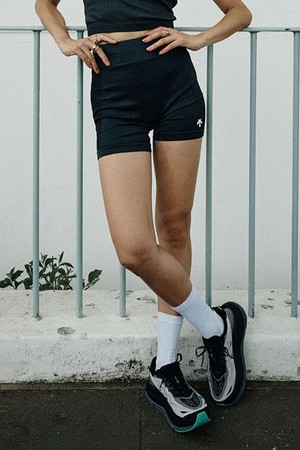 러닝 소프트 앤 리브드 숏 타이즈 블랙 SQ322RKL97