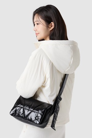 유니 글로시 패딩 크로스백 - 블랙 QQ423ABGO1