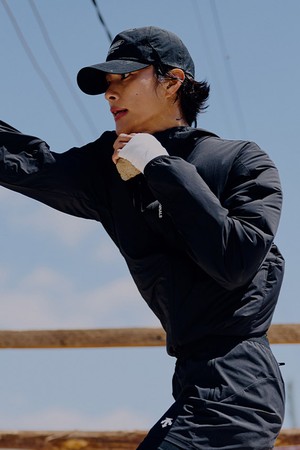 [홍태준 착용] 러닝 에어글라이더 경량 바람막이 자켓 블랙 SR223RWB41