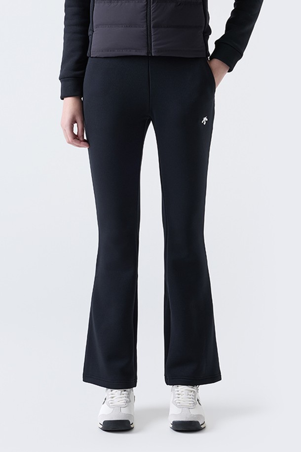 우먼스 트레이닝 기모 부츠컷 팬츠 블랙(SQ322PFP92)는 여성들을 위한 스포티한 스타일의 트레이닝 팬츠입니다. 폴리에스터, 폴리우레탄, 나일론 혼방 소재로 제작되어 부드러운 촉감과 뛰어난 신축성을 자랑하며, 겨울철에도 따뜻하게 착용할 수 있는 기모 안감이 특징입니다. 레귤러핏 부츠컷 디자인으로 편안함과 스타일리시함을 동시에 만족시키며, 트레이닝 및 일상복으로 활용 가능합니다. 피트니스룩, 캠핑룩 등 다양한 TPO에 맞춰 스포티, 캐주얼, 미니멀 스타일을 연출해보세요. 허리 밴딩 처리로 활동성을 높였습니다.
