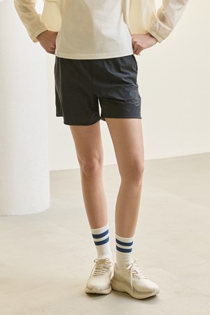 여성 쉐이드온 냉감 4부 루즈핏 숏팬츠 - 블랙 QR222OHP45