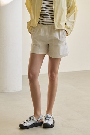 여성 쉐이드온 경량 우븐 4부 루즈핏 숏팬츠 - 크림 QR222OHP41