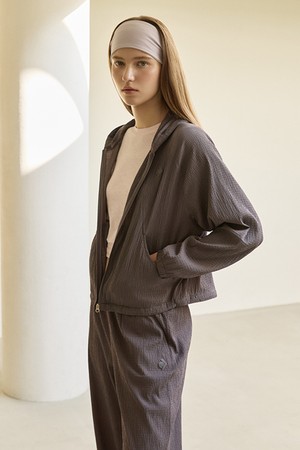 여성 쁘띠 플리세 루즈핏 경량 우븐 자켓 - 그레이 QR222OJK51