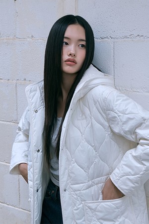 [온라인단독] 여성 루즈핏 후드 퀼팅 롱 패딩 - 아이보리 QR422JPDO1