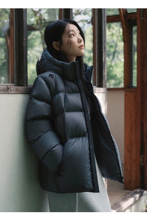 [히카리 착용] DE:LIGHT 숏 후드형 중량 다운 자켓 차콜 SR323SDJ96