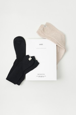 [선물하기] RIBBED LOOSE KNEE SOCKS - 2color