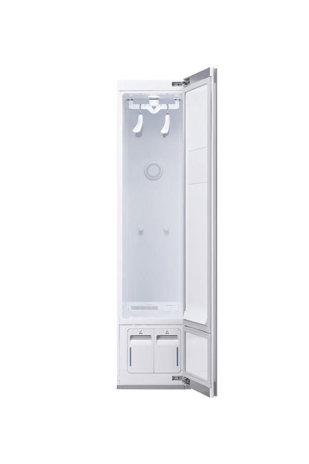 LG전자 스타일러 3벌 S3CMC는 의류 관리, 의류 케어, 탈취, 살균 기능을 갖춘 제품입니다. 슬림형 스탠드형 디자인으로 블랙, 그레이 색상 중 선택 가능하며, 3벌 용량으로 옷을 관리할 수 있습니다. 살균, 탈취, 건조, 주름 관리, 미세먼지 제거 기능을 제공하여 옷을 깨끗하고 쾌적하게 유지해 줍니다. 터치 디스플레이, 미니멀 디자인, LED 조명 등 사용자 편의성을 고려한 기능들이 돋보입니다.
