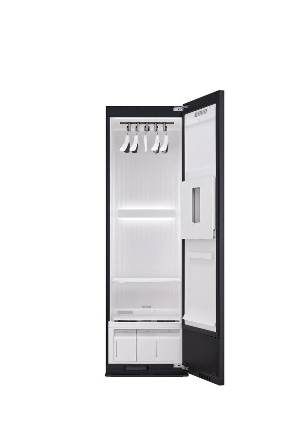 LG전자 스타일러 오브제컬렉션 (ALL NEW) 5벌+바지 1벌 SC5MHR60은 의류 관리에 특화된 스탠드형 스타일러입니다. 옷감 손상 없이 탈취, 살균, 건조 기능을 제공하여 의류를 위생적으로 관리할 수 있습니다. 오브제컬렉션 디자인으로 슬림하고 세련된 외관을 자랑하며, 5벌의 옷과 바지 1벌을 동시에 관리할 수 있는 넉넉한 용량을 갖추었습니다. 옷걸이형으로 편리하게 사용 가능하며, 바지 전용 구성으로 바지 관리에 용이합니다. 블랙 색상으로 어떤 인테리어에도 잘 어울립니다.
