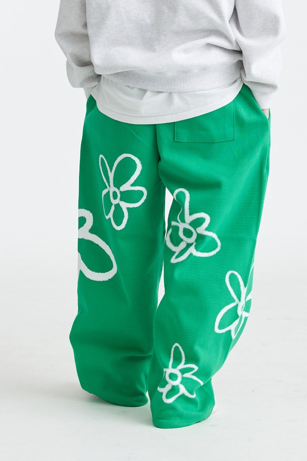 플라워 스프레이 스토퍼 와이드 밴딩 팬츠는 캐주얼한 스타일을 추구하는 남성을 위한 8부 기장의 와이드핏 팬츠입니다. 면과 폴리에스테르 혼방 소재로 제작되어 편안한 착용감을 제공하며, 가을에 어울리는 두께감으로 제작되었습니다. 플라워 패턴이 은은하게 프린팅되어 있으며, 그린 컬러로 포인트를 더했습니다. 허리 밴딩과 밑단 스트랩을 통해 편리하게 핏을 조절할 수 있으며, 실리콘 미감 스트랩과 앞/뒷주머니 디테일로 실용성을 높였습니다. 동네 마실룩, 산책룩, 가을 나들이룩 등 다양한 TPO에 활용하기 좋은 아이템입니다.
