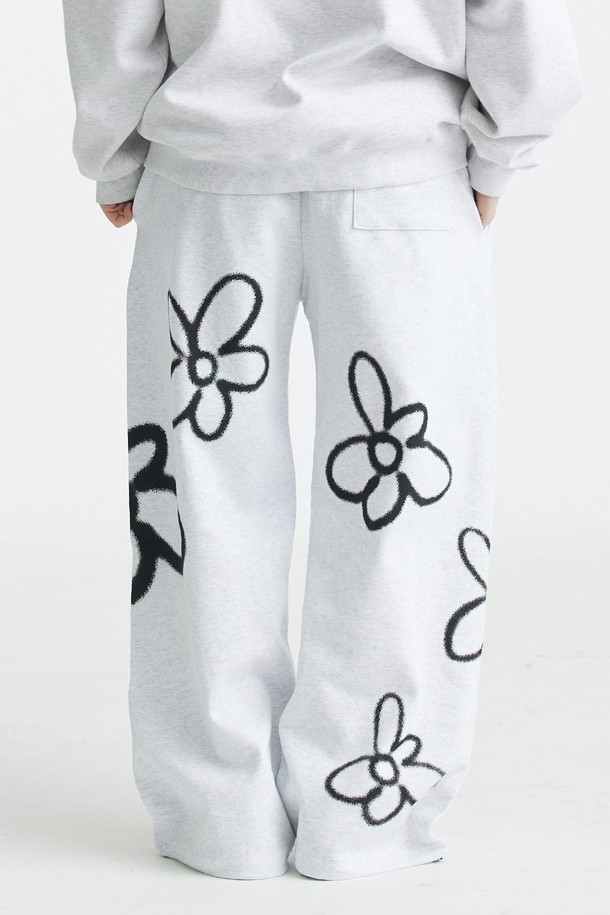 플라워 스프레이 스토퍼 와이드 밴딩 팬츠는 캐주얼, 스포티, 미니멀 스타일을 모두 아우르는 남녀 공용 와이드 팬츠입니다. 가을 시즌에 어울리는 면, 폴리에스테르 혼방 소재로 제작되었으며, 플라워 패턴이 돋보이는 디자인입니다. 넉넉한 루즈핏에 밑단 스트링, 와이드 밴딩 허리, 앞/뒷주머니, 실리콘 마감 처리, 본딩 원단 등 편안함과 실용성을 더했습니다. 동네 마실룩이나 가을 나들이룩으로 활용하기 좋은 아이템입니다.
