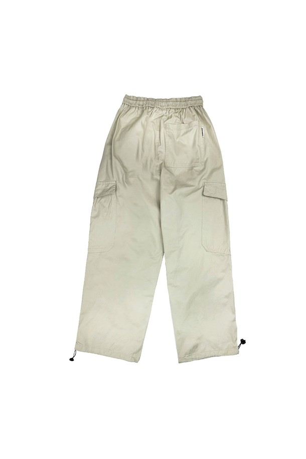 베이직한 디자인에 실용성을 더한 사선 투턱 카고 스트링 팬츠입니다. 면 소재로 제작되어 편안한 착용감을 선사하며, 봄, 가을 시즌에 적합합니다. 루즈핏과 와이드한 핏으로 트렌디한 스타일을 연출하며, 밴딩 허리, 투턱 디테일, 카고 포켓, 스트링으로 활동성을 높였습니다. 일상, 여행, 캠핑 등 다양한 TPO에 활용하기 좋으며, 캐주얼, 스트릿, 미니멀 무드를 즐기는 남성분들께 추천합니다.
