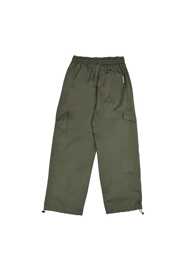 사선 투턱 카고 스트링 팬츠는 캐주얼, 스트릿 스타일을 모두 아우르는 남성용 카고 팬츠입니다. 면 소재로 제작되어 편안한 착용감을 제공하며, 가을 시즌에 적합합니다. 루즈핏으로 디자인되어 활동성을 높였으며, 투턱, 카고 스타일, 사선 디자인, 스트링 디테일이 특징입니다. 동네 마실룩, 가을 나들이룩, 여행룩 등 다양한 TPO에 활용하기 좋으며, 카키, 블랙, 베이지 3가지 색상으로 만나볼 수 있습니다. 긴 기장감으로 다리가 길어 보이는 효과를 줍니다.
