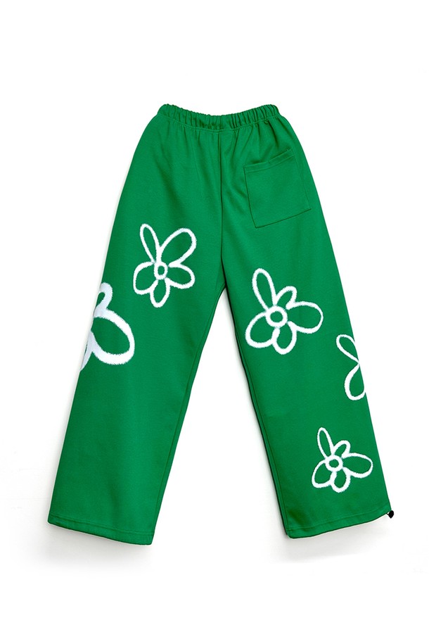 플라워 스프레이 스토퍼 와이드 밴딩 팬츠는 캐주얼한 스타일을 추구하는 남성을 위한 8부 기장의 와이드핏 팬츠입니다. 면과 폴리에스테르 혼방 소재로 제작되어 편안한 착용감을 제공하며, 가을에 어울리는 두께감으로 제작되었습니다. 플라워 패턴이 은은하게 프린팅되어 있으며, 그린 컬러로 포인트를 더했습니다. 허리 밴딩과 밑단 스트랩을 통해 편리하게 핏을 조절할 수 있으며, 실리콘 미감 스트랩과 앞/뒷주머니 디테일로 실용성을 높였습니다. 동네 마실룩, 산책룩, 가을 나들이룩 등 다양한 TPO에 활용하기 좋은 아이템입니다.
