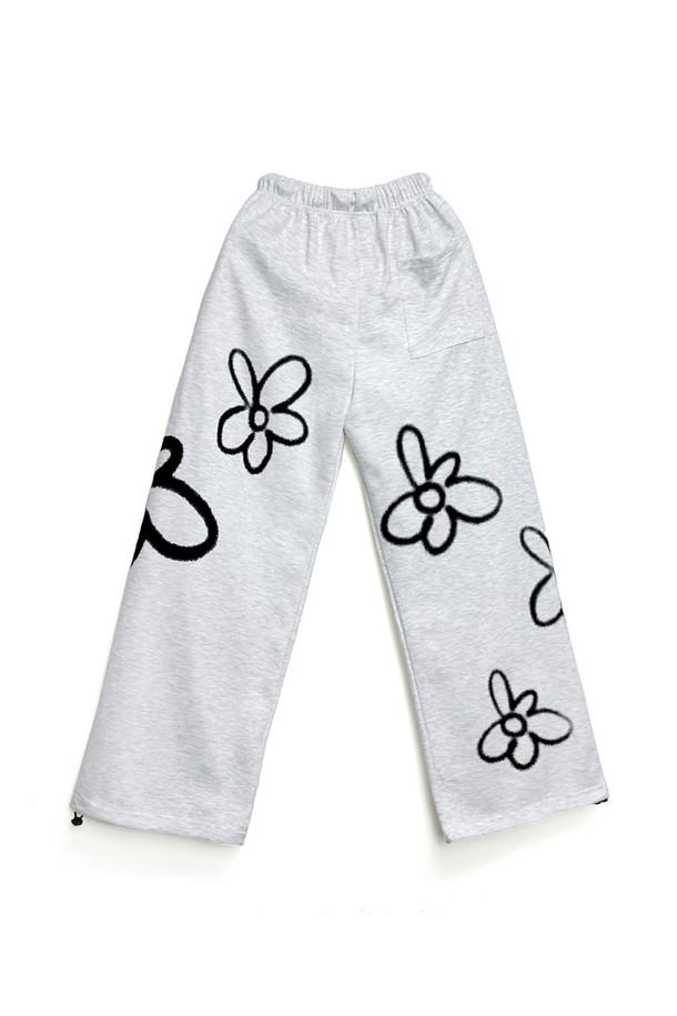 플라워 스프레이 스토퍼 와이드 밴딩 팬츠는 캐주얼, 스포티, 미니멀 스타일을 모두 아우르는 남녀 공용 와이드 팬츠입니다. 가을 시즌에 어울리는 면, 폴리에스테르 혼방 소재로 제작되었으며, 플라워 패턴이 돋보이는 디자인입니다. 넉넉한 루즈핏에 밑단 스트링, 와이드 밴딩 허리, 앞/뒷주머니, 실리콘 마감 처리, 본딩 원단 등 편안함과 실용성을 더했습니다. 동네 마실룩이나 가을 나들이룩으로 활용하기 좋은 아이템입니다.
