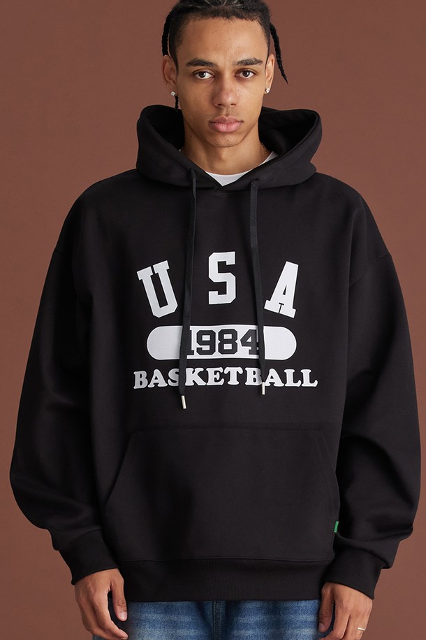 씨알에스디엘 유에스에이 바스켓볼 후드티는 90년대 스트릿 무드를 담아낸 캐주얼 후드티셔츠입니다. 루즈핏과 오버핏으로 편안한 착용감을 선사하며, 가을, 겨울 시즌 데일리룩에 활용하기 좋습니다. 면과 폴리에스테르 혼방 소재로 제작되어 부드러운 촉감을 자랑하며, 두꺼운 두께감으로 보온성을 높였습니다. 블랙, 화이트, 옐로우, 그레이, 네이비, 오트밀 등 다양한 컬러로 만나보세요. A라인 실루엣, 넓은 암홀, 드롭숄더 디자인과 립 원단 마감, 이중 스티치 넥라인, 보강된 스트링 팁 등의 디테일이 돋보입니다.
