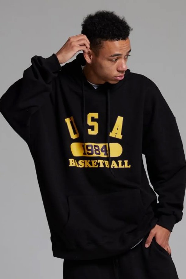 씨알에스디엘 유에스에이 바스켓볼 후디는 90년대 스트릿 패션을 현대적으로 재해석한 공용 후드입니다. 블랙과 옐로우 두 가지 색상으로 출시되었으며, 두꺼운 두께감과 기모 안감으로 겨울철에도 따뜻하게 착용할 수 있습니다. 루즈핏과 와이드한 바디라인, A라인 실루엣으로 편안함과 스타일리시함을 동시에 잡았습니다. 면과 폴리에스테르 혼방 소재로 제작되어 부드러운 촉감을 자랑하며, 이중 워싱 처리로 변형과 수축을 최소화했습니다. 후드, 긴 소매, 로고 및 프린트 패턴이 특징이며, 겨울 데일리룩이나 스포티한 스타일 연출에 적합합니다.
