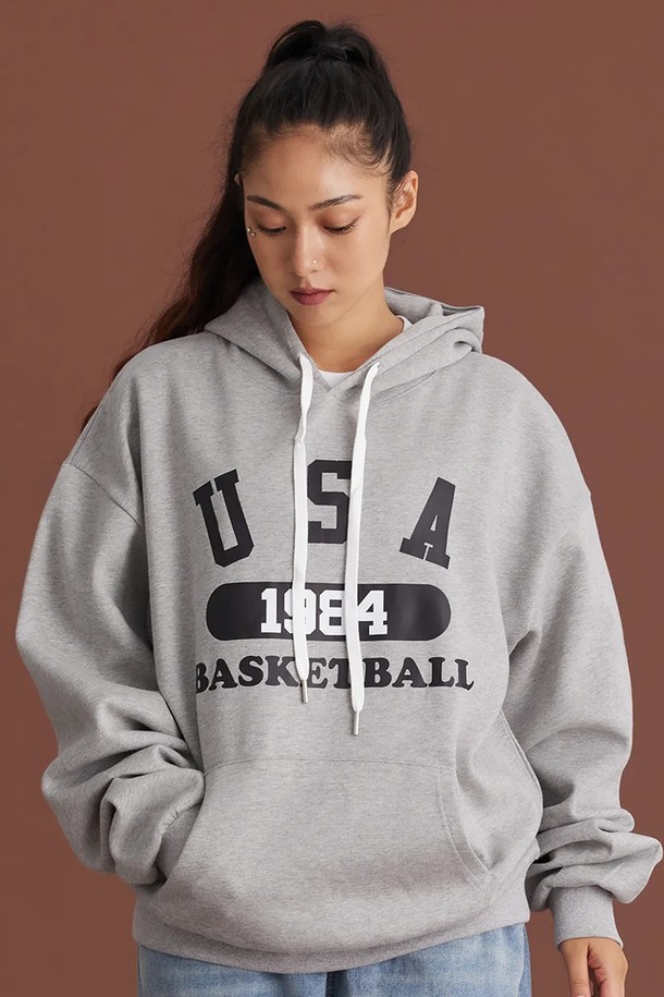 씨알에스디엘 유에스에이 바스켓볼 후드입니다. 남녀 모두 착용 가능한 루즈핏 후드티셔츠로, 가을, 겨울 시즌에 따뜻하게 입을 수 있습니다. 그레이, 블랙 두 가지 색상으로 출시되었으며, 90년대 스타일의 USA 농구 프린트가 돋보입니다. 면과 폴리에스테르 혼방 소재로 제작되어 부드러운 촉감을 선사하며, 두꺼운 두께감으로 보온성을 높였습니다. 넓은 어깨라인과 A라인 실루엣으로 스트릿, 스포티, 레트로 무드를 연출하여 집콕룩, 겨울 데일리룩, 산책룩 등 다양한 TPO에 활용하기 좋습니다.
