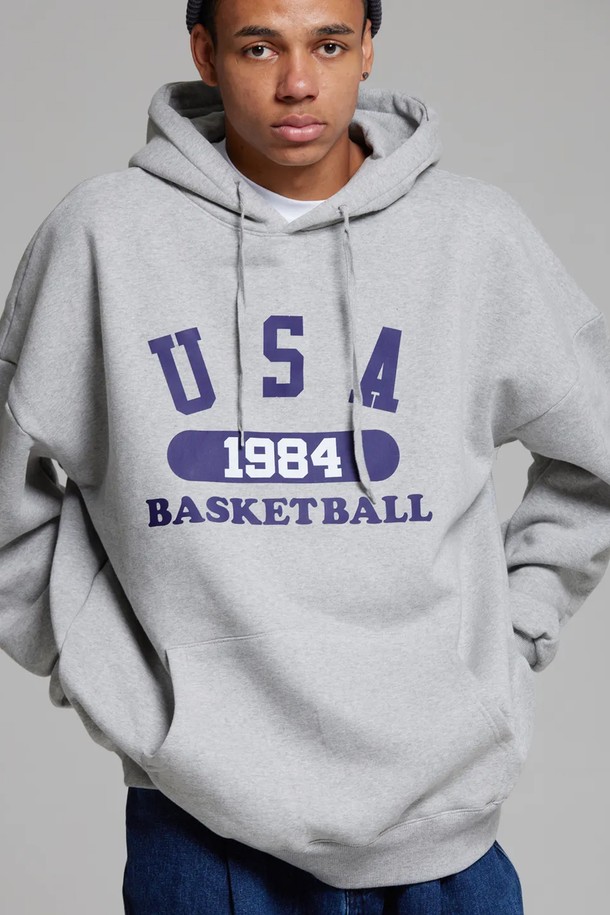 씨알에스디엘 유에스에이 바스켓볼 후디는 90년대 스트릿 패션을 현대적으로 재해석한 남성용 후드티입니다. 가을, 겨울에 적합하며, 일상과 스포츠 활동 모두에서 활용 가능한 실용적인 아이템입니다. 루즈핏에 넉넉한 암홀, A라인 실루엣으로 편안한 착용감을 선사하며, 두꺼운 소재로 제작되어 보온성을 높였습니다. 그레이 컬러 바탕에 바스켓볼 테마 디자인과 "BASKETBALL 1984" 텍스트 프린트가 돋보이는, 스포티하고 스트릿한 무드의 후드티입니다.
