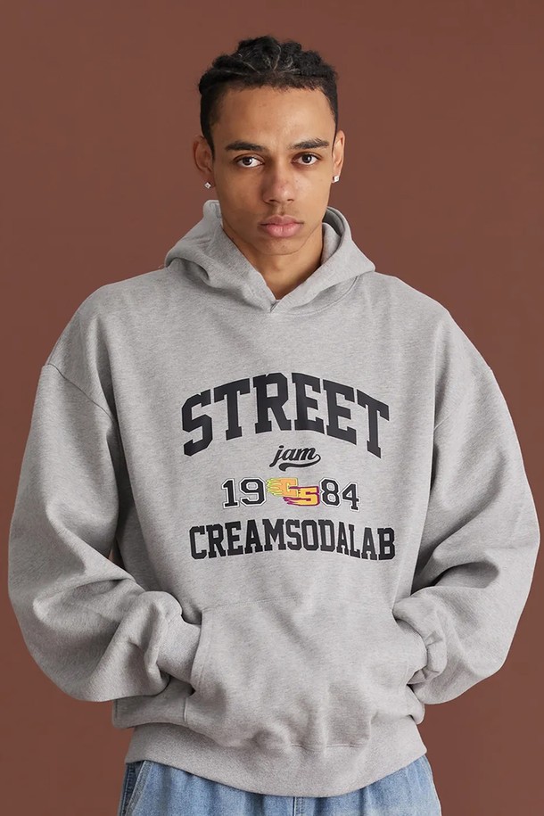 씨알에스디엘 스트릿 잼 후드는 남성용 오버핏 후드티로, 가을과 겨울에 착용하기 좋습니다. 그레이 컬러에 1984 프린팅과 로고 패턴이 돋보이며, 스트릿 및 캐주얼 스타일을 연출하기에 적합합니다. 긴소매 레귤러 기장으로 제작되어 편안하고 스타일리시하게 착용할 수 있습니다.

