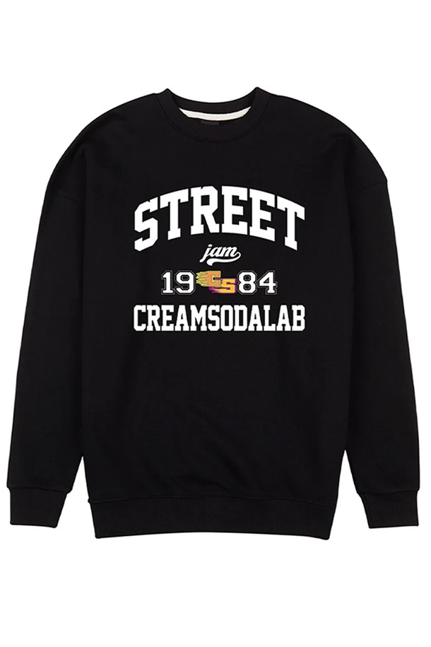 씨알에스디엘 스트릿 잼 1984 맨투맨은 남성용 상의로, 블랙 컬러의 레귤러핏 맨투맨입니다. 면 소재로 제작되어 봄, 가을, 겨울 3계절 모두 착용 가능하며, 라운드넥에 레터링 및 프린트 패턴이 돋보이는 캐주얼하고 스트릿한 스타일을 연출합니다. 1984 숫자 프린트가 특징이며, 긴소매 디자인으로 편안한 착용감을 선사합니다.
