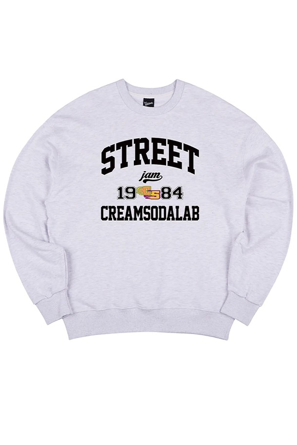 씨알에스디엘 스트릿 잼 1984 맨투맨은 남성용으로, 라이트 그레이와 블랙 두 가지 색상으로 제공됩니다. 면과 폴리에스테르 혼방 소재로 제작되어 부드러운 촉감을 자랑하며, 루즈핏에 긴 소매 디자인으로 편안한 착용감을 선사합니다. 1980년대 레트로 감성을 담은 로고 프린트가 돋보이며, 더블워싱 가공과 A라인 숄더 디테일이 특징입니다.
