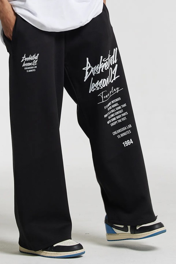 씨알에스디엘 쿼터 와이드 밴딩 팬츠는 편안함과 스타일을 모두 갖춘 남성용 와이드 팬츠입니다. 봄, 가을 계절에 적합하며, 캐주얼, 스포티한 스타일을 연출할 수 있습니다. 면과 폴리에스테르 혼방 소재로 제작되어 부드러운 촉감과 활동성을 제공하며, 밴딩 처리로 편안한 착용감을 선사합니다. 무지 디자인에 와이드 핏으로 트렌디함을 더했으며, 일상생활, 산책 등 다양한 TPO에 활용하기 좋습니다. 팀플레이 디자인으로 포인트를 더했습니다.
