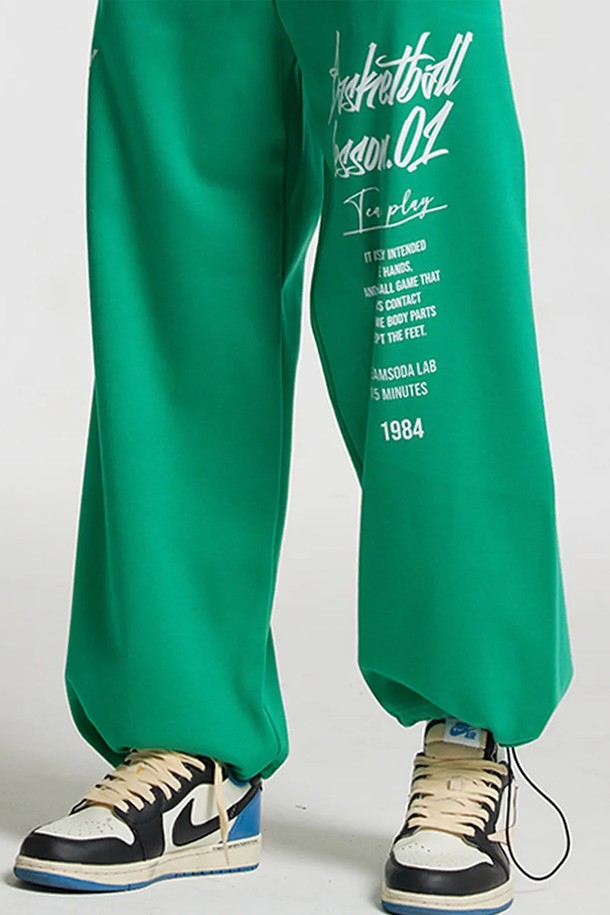 씨알에스디엘 쿼터 와이드 밴딩 팬츠는 그린 컬러의 공용 와이드 밴딩 팬츠입니다. 면과 폴리에스테르 혼방 소재로 제작되어 사계절 내내 활용 가능하며, 루즈핏과 레터링 프린트가 특징입니다. 캐주얼, 스포티, 미니멀 스타일을 연출하기 좋으며, 일상생활이나 동네 마실룩, 여행룩에 적합합니다. 편안한 착용감을 제공하는 밴딩 디테일과 와이드 핏으로 활동성을 높였습니다.
