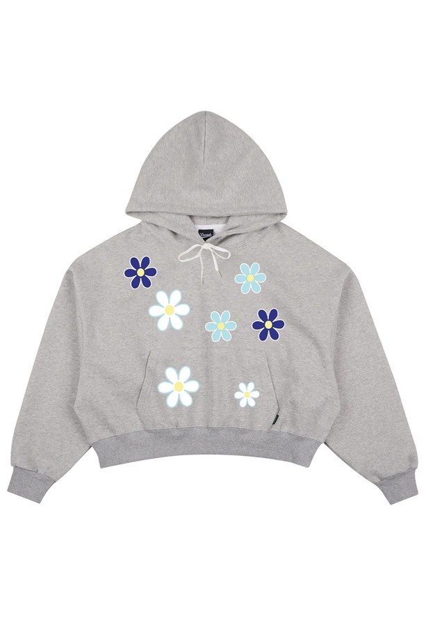 씨알에스디엘 세븐 플라워 크롭 후드는 면과 폴리에스테르 혼방 소재로 제작되어 편안한 착용감을 선사합니다. 플라워 패턴이 돋보이는 디자인으로, 캐주얼, 미니멀, 걸리시 스타일 연출에 용이합니다. 크롭 기장과 후드 디자인이 트렌디한 느낌을 더하며, 동네 마실룩, 카페룩, 집콕룩 등 다양한 TPO에 활용하기 좋습니다. 그레이 색상으로 어떤 옷에도 잘 어울려 데일리 아이템으로 활용하기 좋습니다. 세련된 디자인과 실용성을 겸비한 상의입니다.
