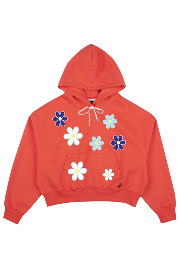 씨알에스디엘 세븐 플라워 크롭 후드는 여성용 상의로, 봄, 가을에 착용하기 좋은 캐주얼 스타일의 긴 소매 후드입니다. 코랄과 오렌지 두 가지 색상으로 출시되었으며, 부드러운 면 소재에 화이트/블루 플라워 프린트가 더해져 산뜻한 포인트를 줍니다. 레귤러핏 크롭 기장으로, 일상에서 편안하고 스타일리시하게 연출할 수 있습니다.
