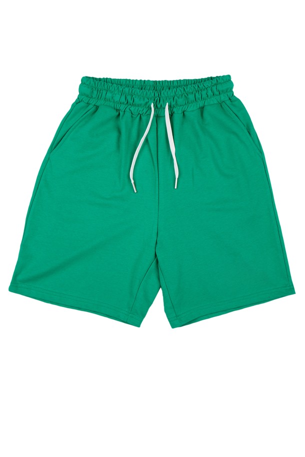 씨알에스디엘 베이직 트레이닝 숏 팬츠는 면 소재로 제작되어 부드러운 촉감을 선사하며, 여름철 일상 및 피트니스 활동에 적합합니다. 블랙, 그레이, 그린, 레드의 다채로운 컬러 옵션으로 제공되며, 와이드 숏 기장의 루즈핏 디자인이 편안함을 더합니다. 고탄력 허리 밴딩과 뒷면 유틸리티 포켓, 형태 유지력으로 실용성을 높였으며, 지갑이나 휴대폰을 간편하게 수납할 수 있습니다.
