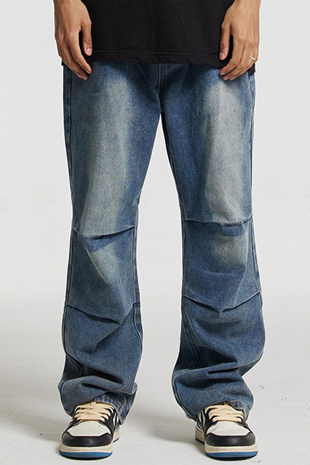 남성용 투턱 세미와이드 데님입니다. 봄, 가을에 착용하기 좋은 두께감으로, 면과 폴리에스테르 혼방 소재로 제작되어 편안한 착용감을 선사합니다. 루즈핏의 세미와이드 핏으로 캐주얼한 스타일을 연출하며, 무지 디자인과 블루 컬러가 어떤 상의와도 잘 어울립니다.
