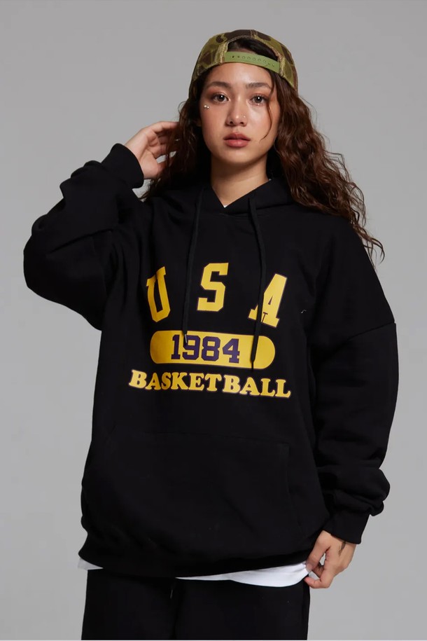 씨알에스디엘 유에스에이 바스켓볼 후디는 90년대 스트릿 패션을 현대적으로 재해석한 공용 후드입니다. 블랙과 옐로우 두 가지 색상으로 출시되었으며, 두꺼운 두께감과 기모 안감으로 겨울철에도 따뜻하게 착용할 수 있습니다. 루즈핏과 와이드한 바디라인, A라인 실루엣으로 편안함과 스타일리시함을 동시에 잡았습니다. 면과 폴리에스테르 혼방 소재로 제작되어 부드러운 촉감을 자랑하며, 이중 워싱 처리로 변형과 수축을 최소화했습니다. 후드, 긴 소매, 로고 및 프린트 패턴이 특징이며, 겨울 데일리룩이나 스포티한 스타일 연출에 적합합니다.

