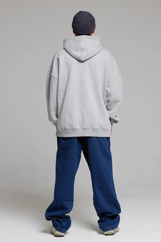 씨알에스디엘 유에스에이 바스켓볼 후디는 90년대 스트릿 패션을 현대적으로 재해석한 남성용 후드티입니다. 가을, 겨울에 적합하며, 일상과 스포츠 활동 모두에서 활용 가능한 실용적인 아이템입니다. 루즈핏에 넉넉한 암홀, A라인 실루엣으로 편안한 착용감을 선사하며, 두꺼운 소재로 제작되어 보온성을 높였습니다. 그레이 컬러 바탕에 바스켓볼 테마 디자인과 "BASKETBALL 1984" 텍스트 프린트가 돋보이는, 스포티하고 스트릿한 무드의 후드티입니다.
