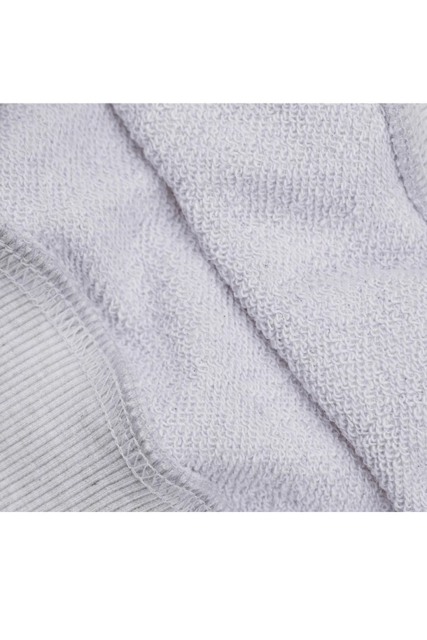 씨알에스디엘 유에스에이 바스켓볼 후드는 가을과 겨울에 어울리는 남성용 후드티셔츠입니다. 라이트 그레이, 네이비 두 가지 색상으로 출시되었으며, 두껍고 부드러운 면과 폴리에스테르 혼방 소재로 제작되어 편안한 착용감을 선사합니다. 70-80년대 미국 대학 스웨트셔츠 디자인을 기반으로 한 빈티지 스타일과 더블 워싱 가공으로 자연스러운 멋을 더했습니다. 오버핏과 릴랙스핏으로 편안하게 착용 가능하며, 일상, 집콕, 산책 등 다양한 TPO에 활용할 수 있습니다. 후드, 긴소매, 로고, 프린트 패턴이 특징이며, 캐주얼, 스포티, 레트로 스타일을 즐기는 남성에게 제격입니다.
