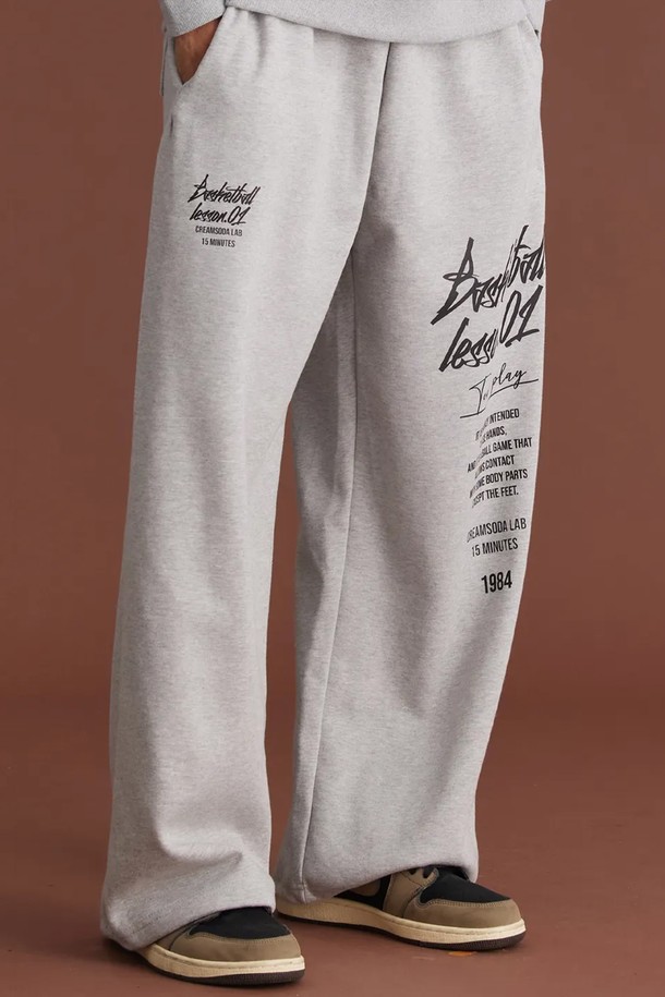 씨알에스디엘 쿼터 와이드 밴딩 팬츠는 남성을 위한 캐주얼, 스트리트 스타일 바지입니다. 봄, 가을 계절에 적합하며, 일상복으로 활용하기 좋습니다. 루즈핏 와이드 실루엣과 레터링 프린트 디테일이 특징이며, 밴딩 처리로 편안한 착용감을 제공합니다. 동네 마실룩, 여행룩 등 다양한 TPO에 맞춰 개성 있는 스타일을 연출할 수 있습니다.
