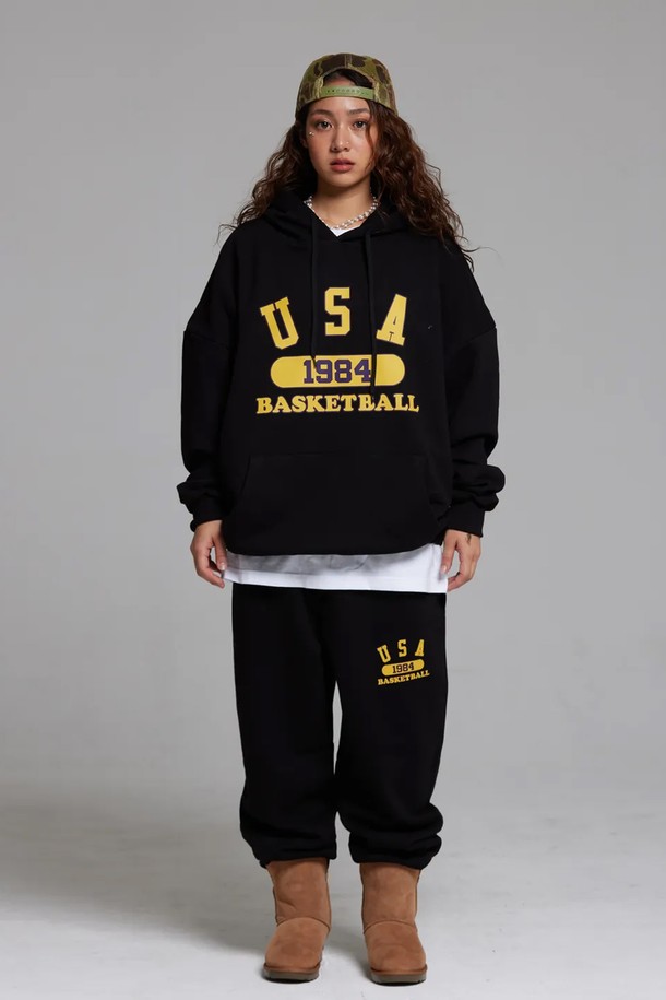 씨알에스디엘 유에스에이 바스켓볼 후디는 90년대 스트릿 패션을 현대적으로 재해석한 공용 후드입니다. 블랙과 옐로우 두 가지 색상으로 출시되었으며, 두꺼운 두께감과 기모 안감으로 겨울철에도 따뜻하게 착용할 수 있습니다. 루즈핏과 와이드한 바디라인, A라인 실루엣으로 편안함과 스타일리시함을 동시에 잡았습니다. 면과 폴리에스테르 혼방 소재로 제작되어 부드러운 촉감을 자랑하며, 이중 워싱 처리로 변형과 수축을 최소화했습니다. 후드, 긴 소매, 로고 및 프린트 패턴이 특징이며, 겨울 데일리룩이나 스포티한 스타일 연출에 적합합니다.
