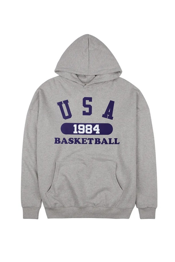 씨알에스디엘 유에스에이 바스켓볼 후디는 90년대 스트릿 패션을 현대적으로 재해석한 남성용 후드티입니다. 가을, 겨울에 적합하며, 일상과 스포츠 활동 모두에서 활용 가능한 실용적인 아이템입니다. 루즈핏에 넉넉한 암홀, A라인 실루엣으로 편안한 착용감을 선사하며, 두꺼운 소재로 제작되어 보온성을 높였습니다. 그레이 컬러 바탕에 바스켓볼 테마 디자인과 "BASKETBALL 1984" 텍스트 프린트가 돋보이는, 스포티하고 스트릿한 무드의 후드티입니다.
