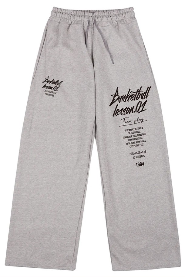 씨알에스디엘 쿼터 와이드 밴딩 팬츠는 남성을 위한 캐주얼, 스트리트 스타일 바지입니다. 봄, 가을 계절에 적합하며, 일상복으로 활용하기 좋습니다. 루즈핏 와이드 실루엣과 레터링 프린트 디테일이 특징이며, 밴딩 처리로 편안한 착용감을 제공합니다. 동네 마실룩, 여행룩 등 다양한 TPO에 맞춰 개성 있는 스타일을 연출할 수 있습니다.
