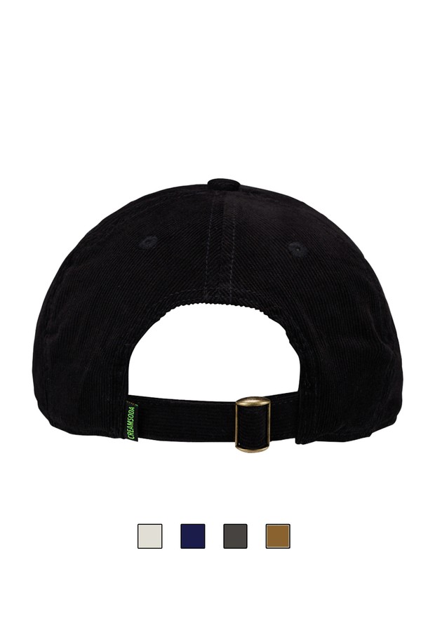 씨알에스디엘 브루클린 볼캡은 면과 코듀로이 소재로 제작되어 부드러운 촉감을 선사합니다. 블랙, 네이비, 브라운, 아이보리 4가지 색상으로 출시되었으며, 7.7cm 깊이의 모자와 7.5cm 챙 넓이로 편안한 착용감을 제공합니다. 6패널 구조와 곡선형 챙 디자인에 볼륨감 있는 자수 로고, 원단과 동일한 컬러의 메탈 버클 스트랩으로 포인트를 더했습니다. 캐주얼, 미니멀, 클래식 스타일을 즐기는 분들께 일상 및 산책룩에 적합한 아이템입니다. 사이즈 조절이 가능하여 누구나 편안하게 착용할 수 있습니다.
