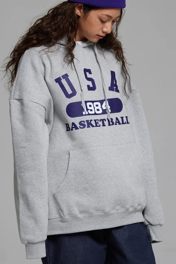 씨알에스디엘 유에스에이 바스켓볼 후디는 90년대 스트릿 패션을 현대적으로 재해석한 남성용 후드티입니다. 가을, 겨울에 적합하며, 일상과 스포츠 활동 모두에서 활용 가능한 실용적인 아이템입니다. 루즈핏에 넉넉한 암홀, A라인 실루엣으로 편안한 착용감을 선사하며, 두꺼운 소재로 제작되어 보온성을 높였습니다. 그레이 컬러 바탕에 바스켓볼 테마 디자인과 "BASKETBALL 1984" 텍스트 프린트가 돋보이는, 스포티하고 스트릿한 무드의 후드티입니다.
