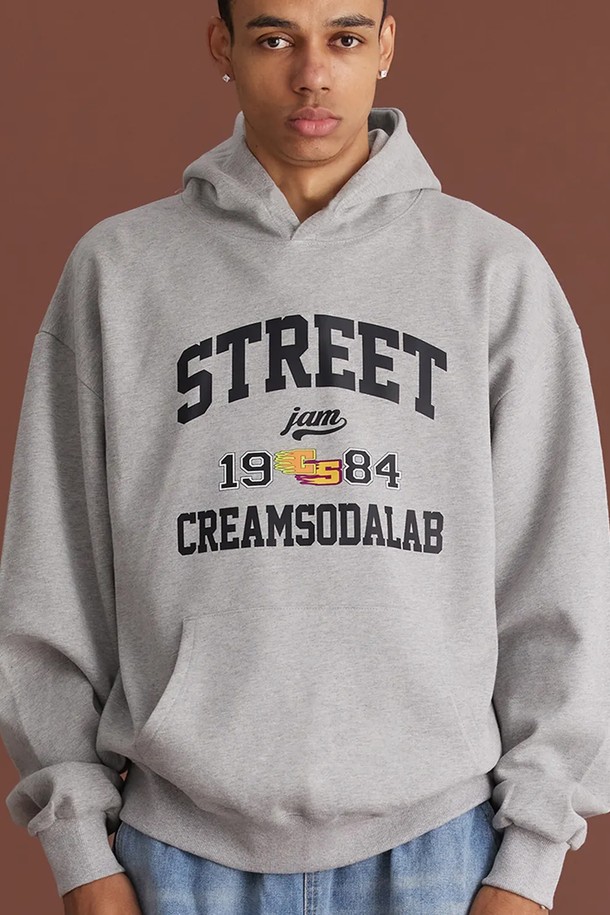 씨알에스디엘 스트릿 잼 후드는 남성용 오버핏 후드티로, 가을과 겨울에 착용하기 좋습니다. 그레이 컬러에 1984 프린팅과 로고 패턴이 돋보이며, 스트릿 및 캐주얼 스타일을 연출하기에 적합합니다. 긴소매 레귤러 기장으로 제작되어 편안하고 스타일리시하게 착용할 수 있습니다.
