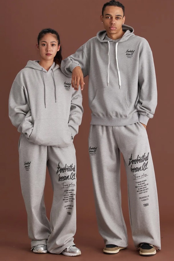 씨알에스디엘 쿼터 와이드 밴딩 팬츠는 남성을 위한 캐주얼, 스트리트 스타일 바지입니다. 봄, 가을 계절에 적합하며, 일상복으로 활용하기 좋습니다. 루즈핏 와이드 실루엣과 레터링 프린트 디테일이 특징이며, 밴딩 처리로 편안한 착용감을 제공합니다. 동네 마실룩, 여행룩 등 다양한 TPO에 맞춰 개성 있는 스타일을 연출할 수 있습니다.
