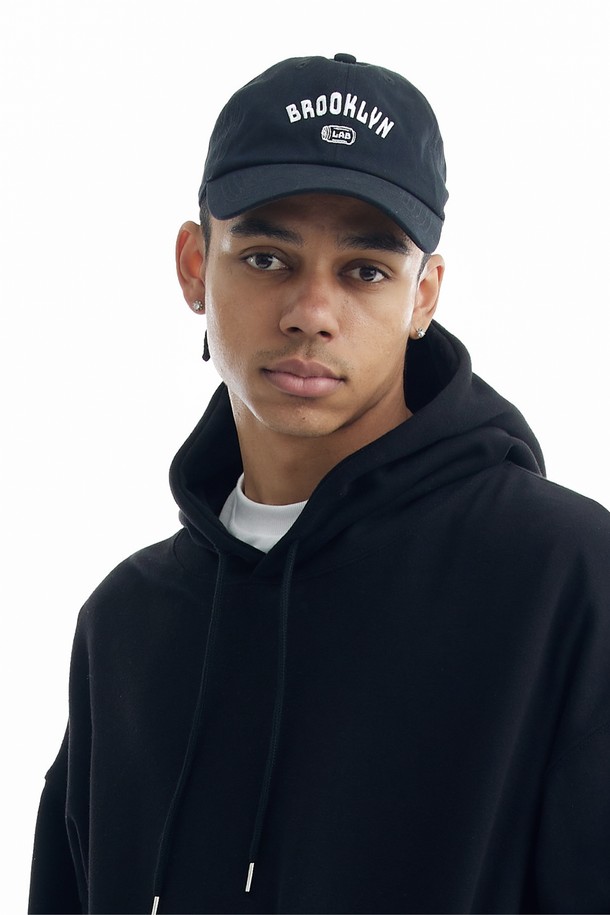 씨알에스디엘 브루클린 볼캡은 면과 코듀로이 소재로 제작되어 부드러운 촉감을 선사합니다. 블랙, 네이비, 브라운, 아이보리 4가지 색상으로 출시되었으며, 7.7cm 깊이의 모자와 7.5cm 챙 넓이로 편안한 착용감을 제공합니다. 6패널 구조와 곡선형 챙 디자인에 볼륨감 있는 자수 로고, 원단과 동일한 컬러의 메탈 버클 스트랩으로 포인트를 더했습니다. 캐주얼, 미니멀, 클래식 스타일을 즐기는 분들께 일상 및 산책룩에 적합한 아이템입니다. 사이즈 조절이 가능하여 누구나 편안하게 착용할 수 있습니다.
